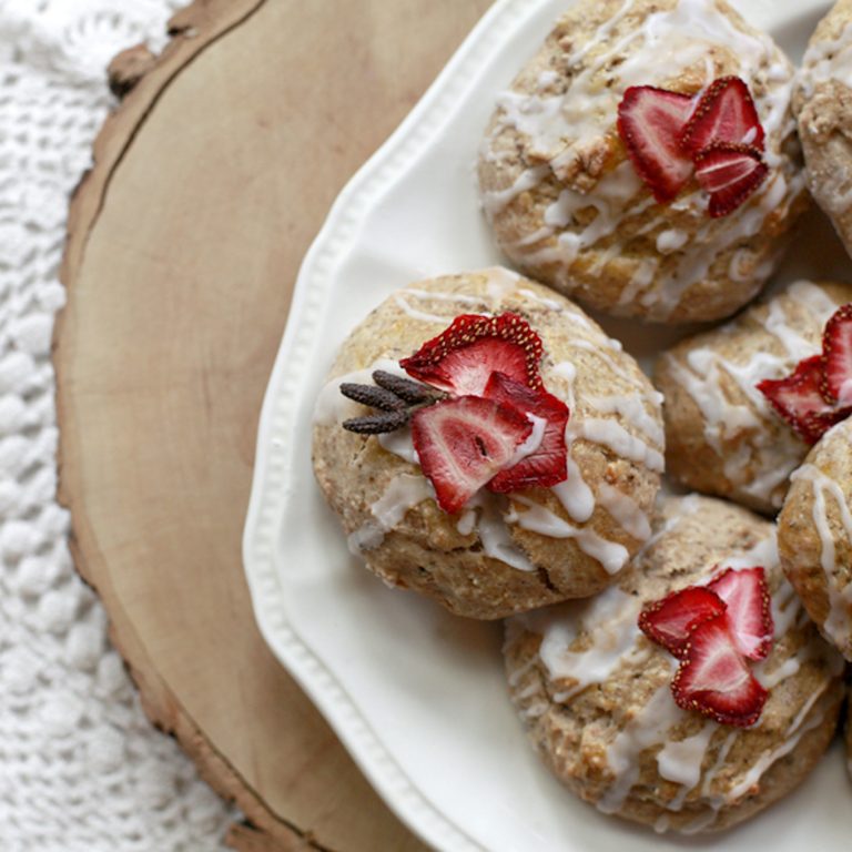 Scones aux fraises et au poivre des dunes