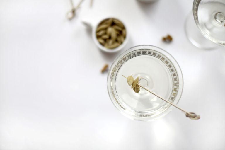 Martini et pousses d&rsquo;épinettes marinées