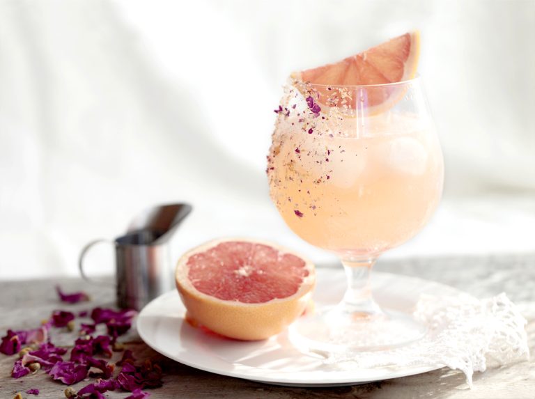 Cocktail sans alcool au pamplemousse et sirop de rose sauvage